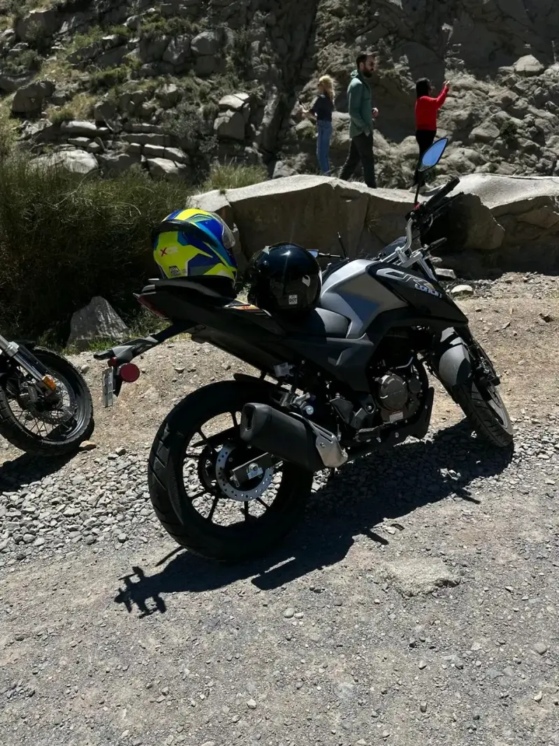Moto deportiva negra 250 loncin 4v - 5