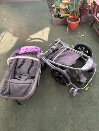 Coche de bebé desmontable gris y morado - miniatura 1