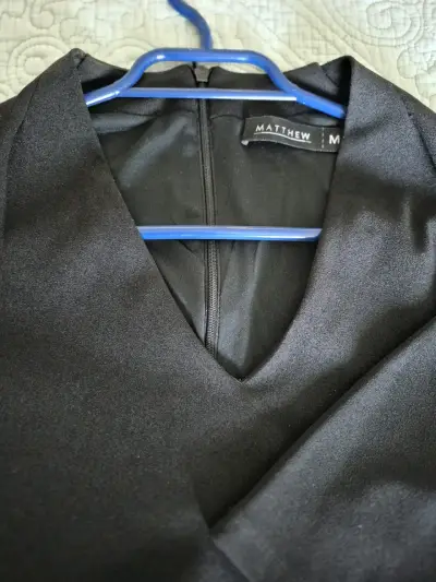 Vestido negro de oficina - miniatura 2