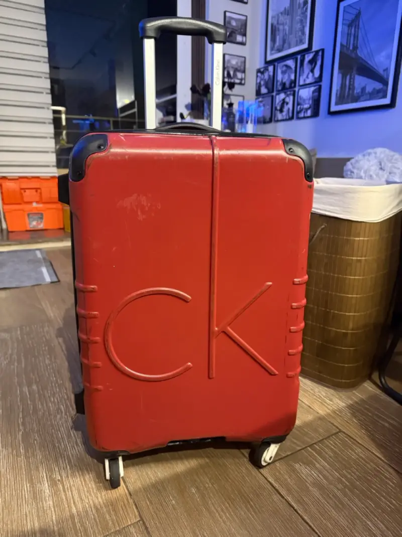 Maleta roja con ruedas CK