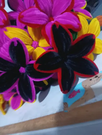 Flor artificial de felpa colorida - miniatura 5