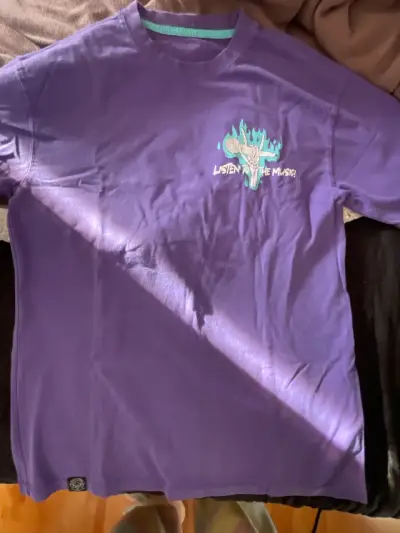 Polera morada con estampado - miniatura 1
