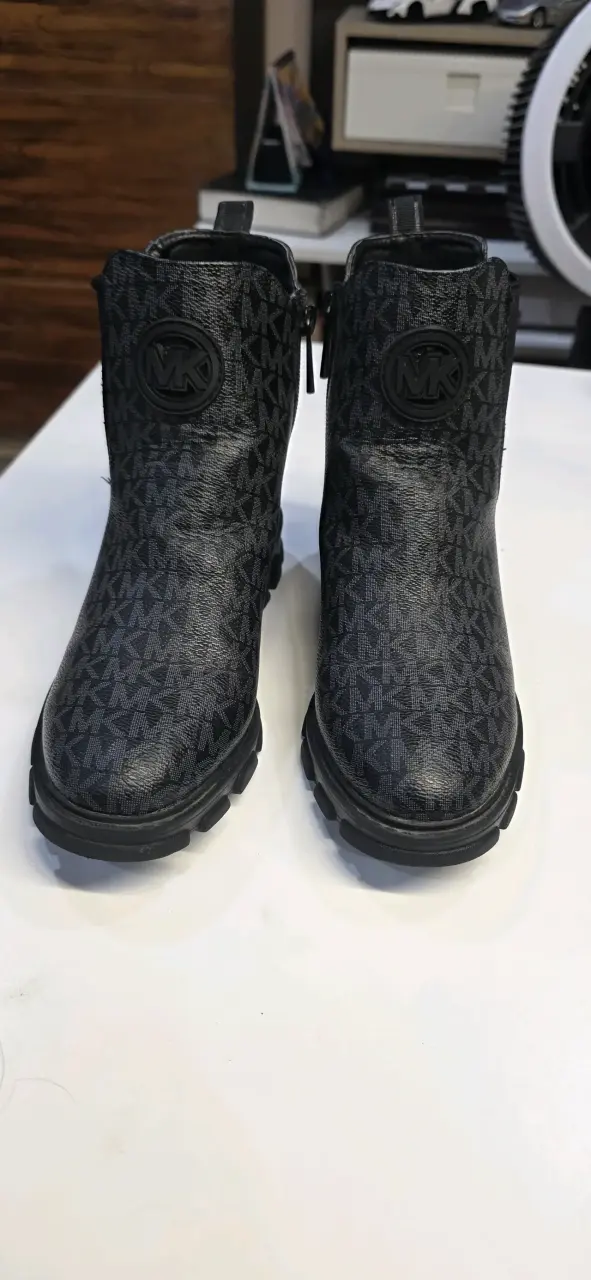 Botines negros estampados MK - 1