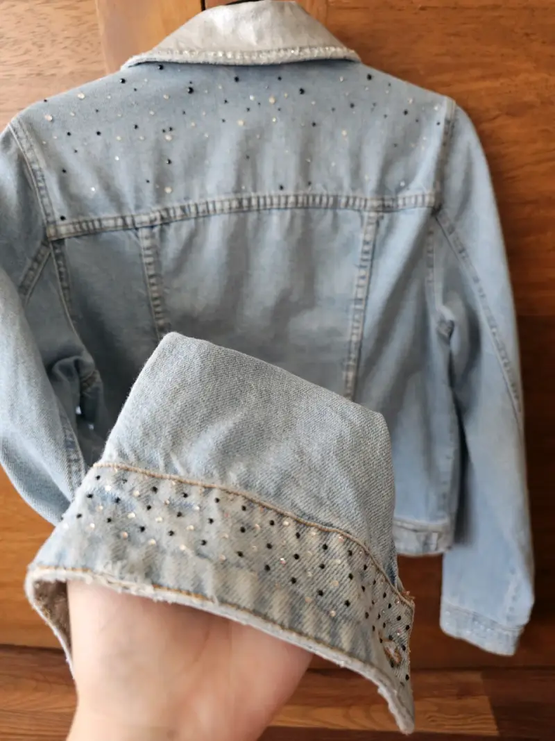 Chaqueta de mezclilla azul con brillo - 4