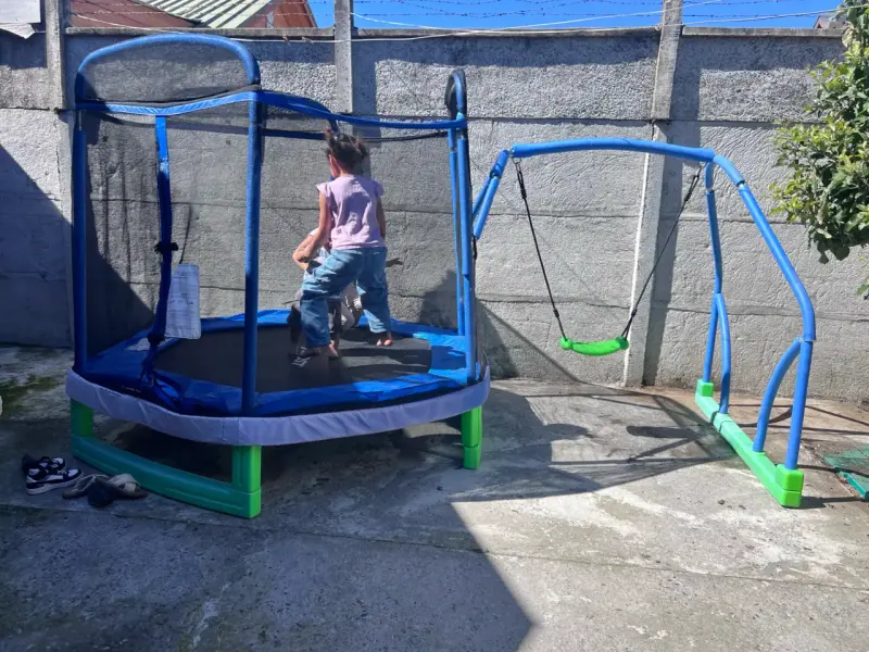 Trampolín y columpio para niños