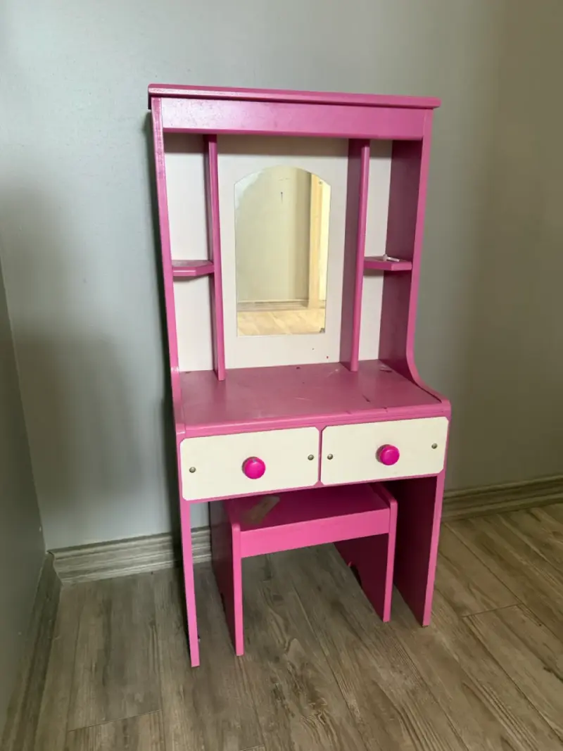 Tocador infantil rosado con espejo - 1