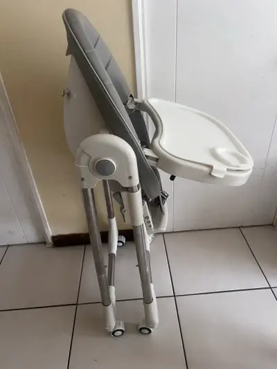 Silla alta para bebé gris - miniatura 2