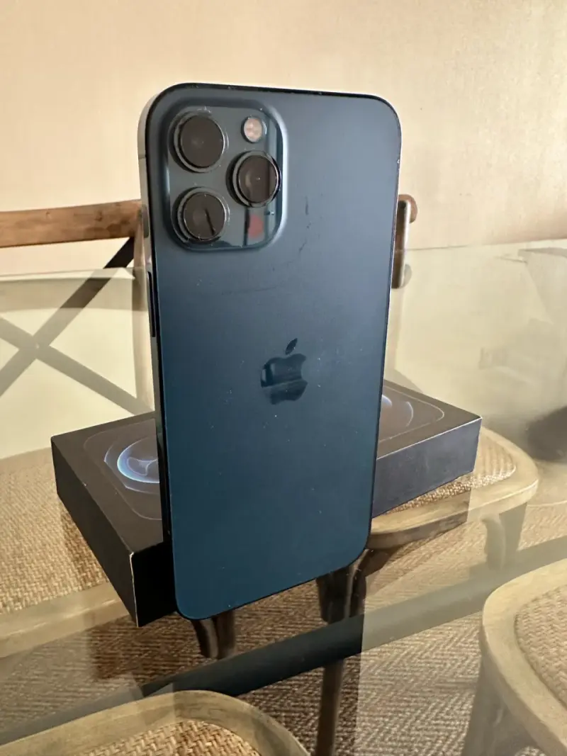 iPhone 12 Pro usado en azul - 1