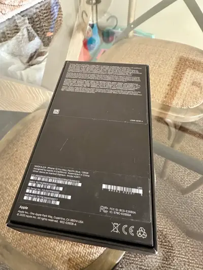 iPhone 12 Pro usado en azul - miniatura 3