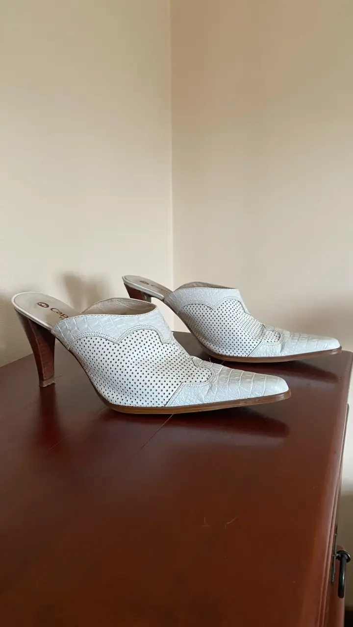 Zapatos de taco blanco con diseño - 1