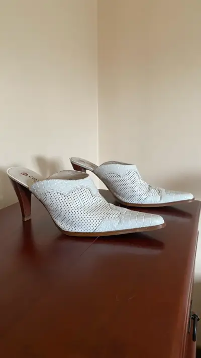 Zapatos de taco blanco con diseño - miniatura 1