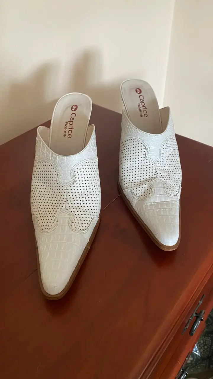 Zapatos de taco blanco con diseño - 2
