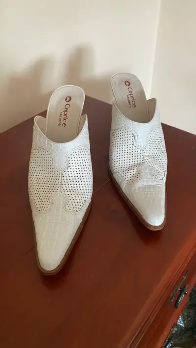 Zapatos de taco blanco con diseño - miniatura 2