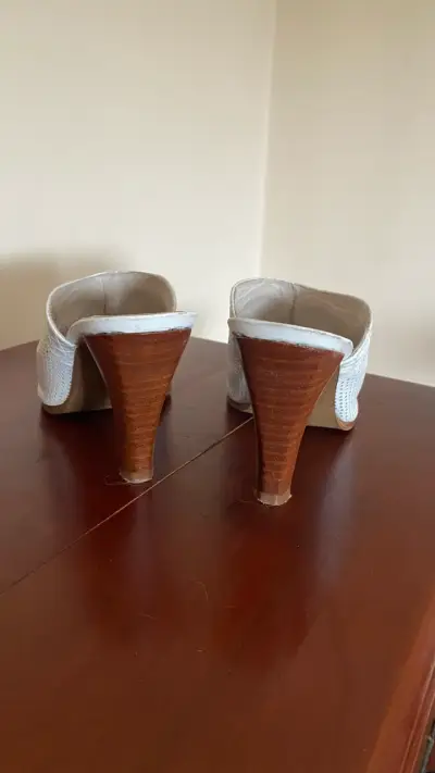 Zapatos de taco blanco con diseño - miniatura 3