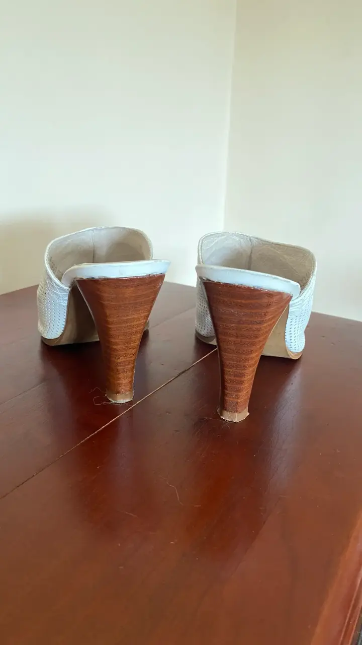 Zapatos de taco blanco con diseño - 4