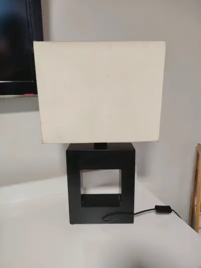 Lámpara de mesa moderna - miniatura 1