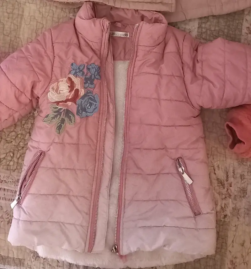 Chaqueta rosada infantil con flores