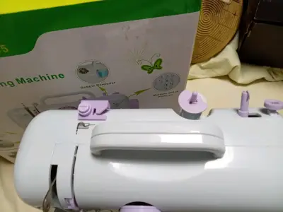 Máquina de coser compacta blanca pequeña - miniatura 1