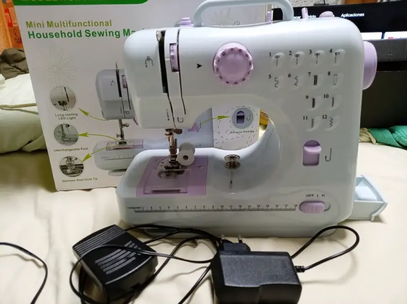 Máquina de coser compacta blanca pequeña - 2