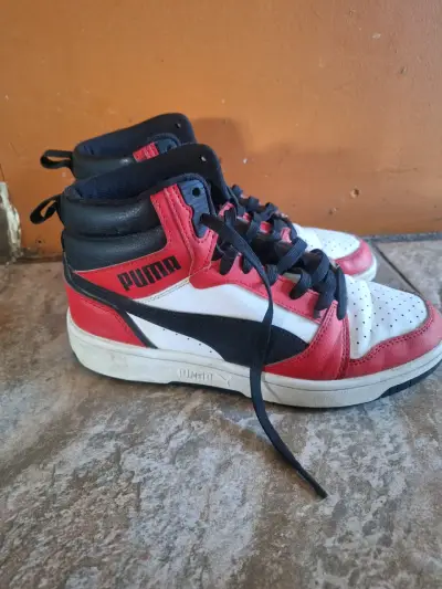 Zapatillas Puma rojas y negras - miniatura 1