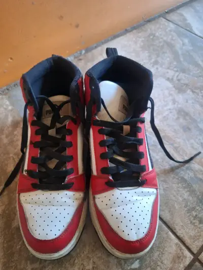 Zapatillas Puma rojas y negras - miniatura 3