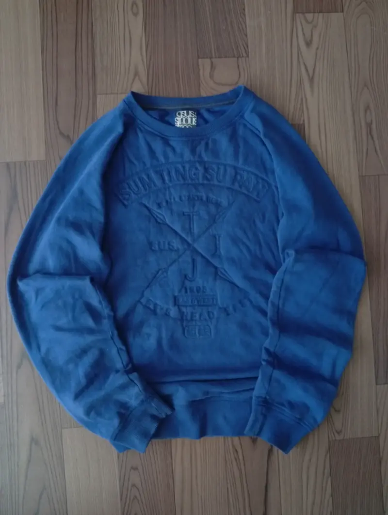Polerón azul con diseño bordado - 1