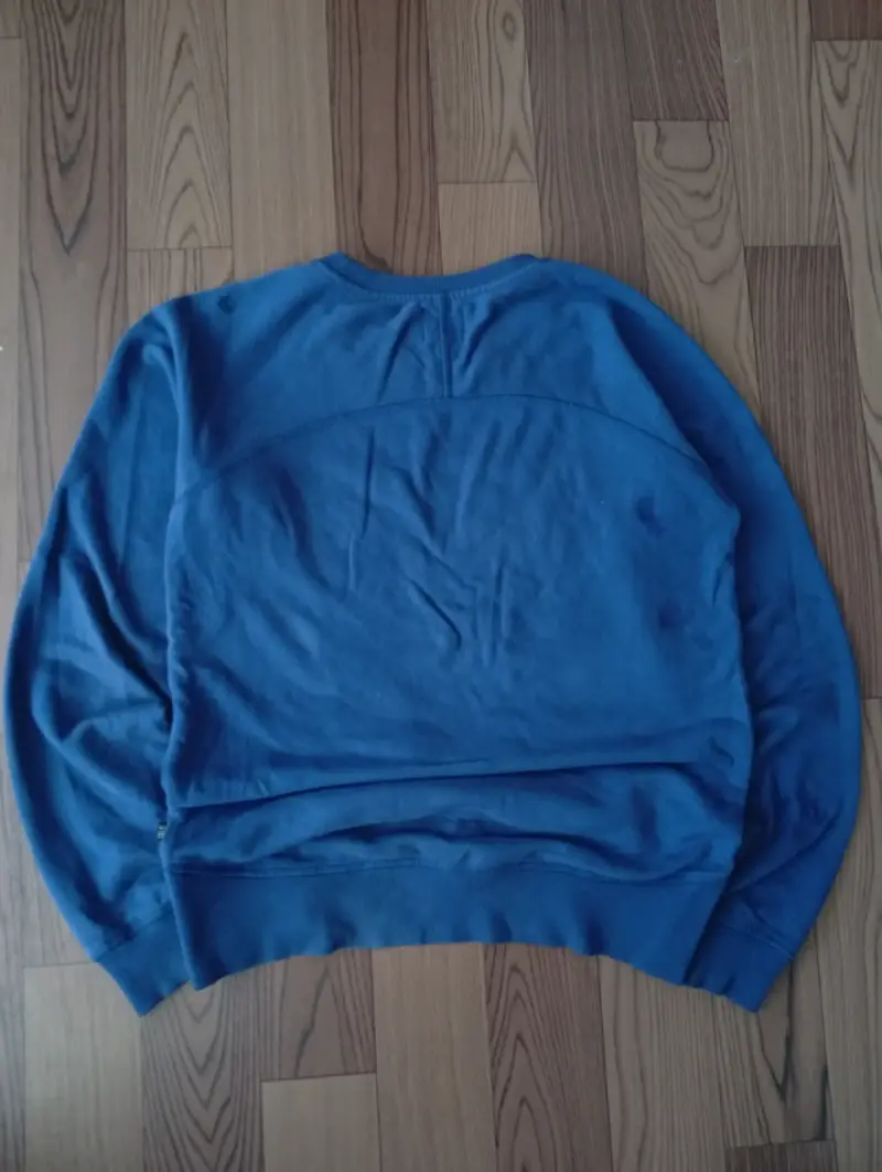 Polerón azul con diseño bordado - 2