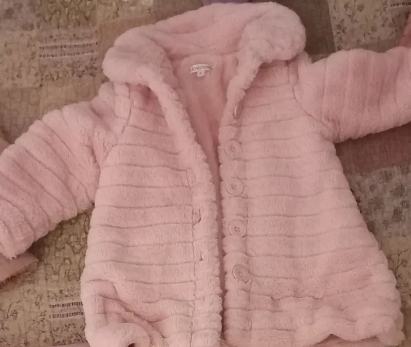 Abrigo rosado para niña. Talla 4