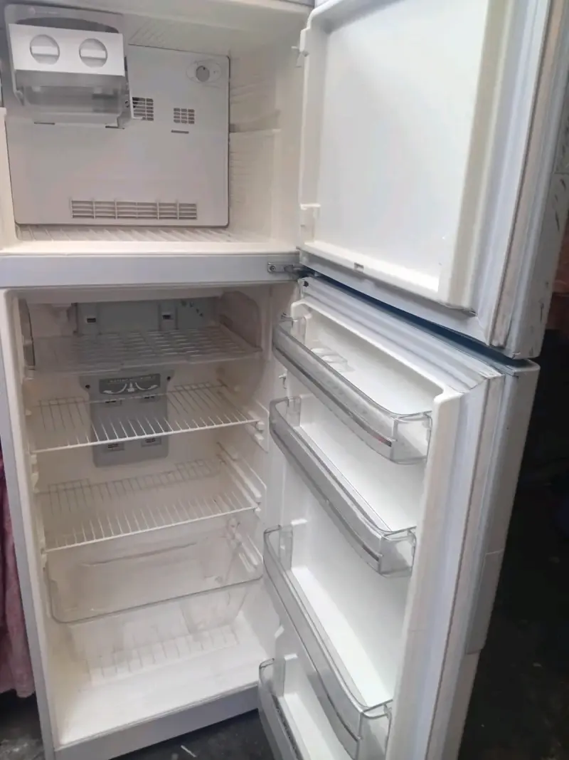 Refrigerador blanco y máquina de pan y tv - 1