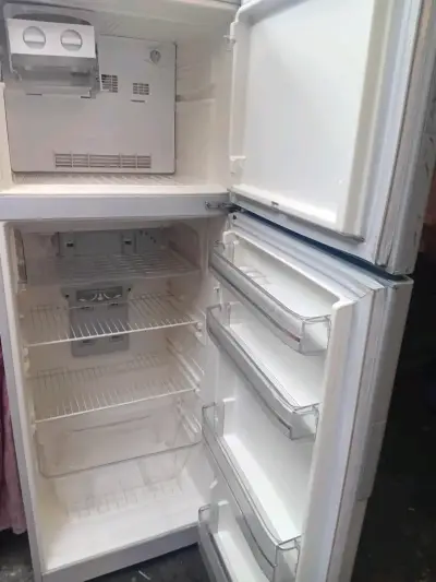 Refrigerador blanco y máquina de pan y tv - miniatura 1