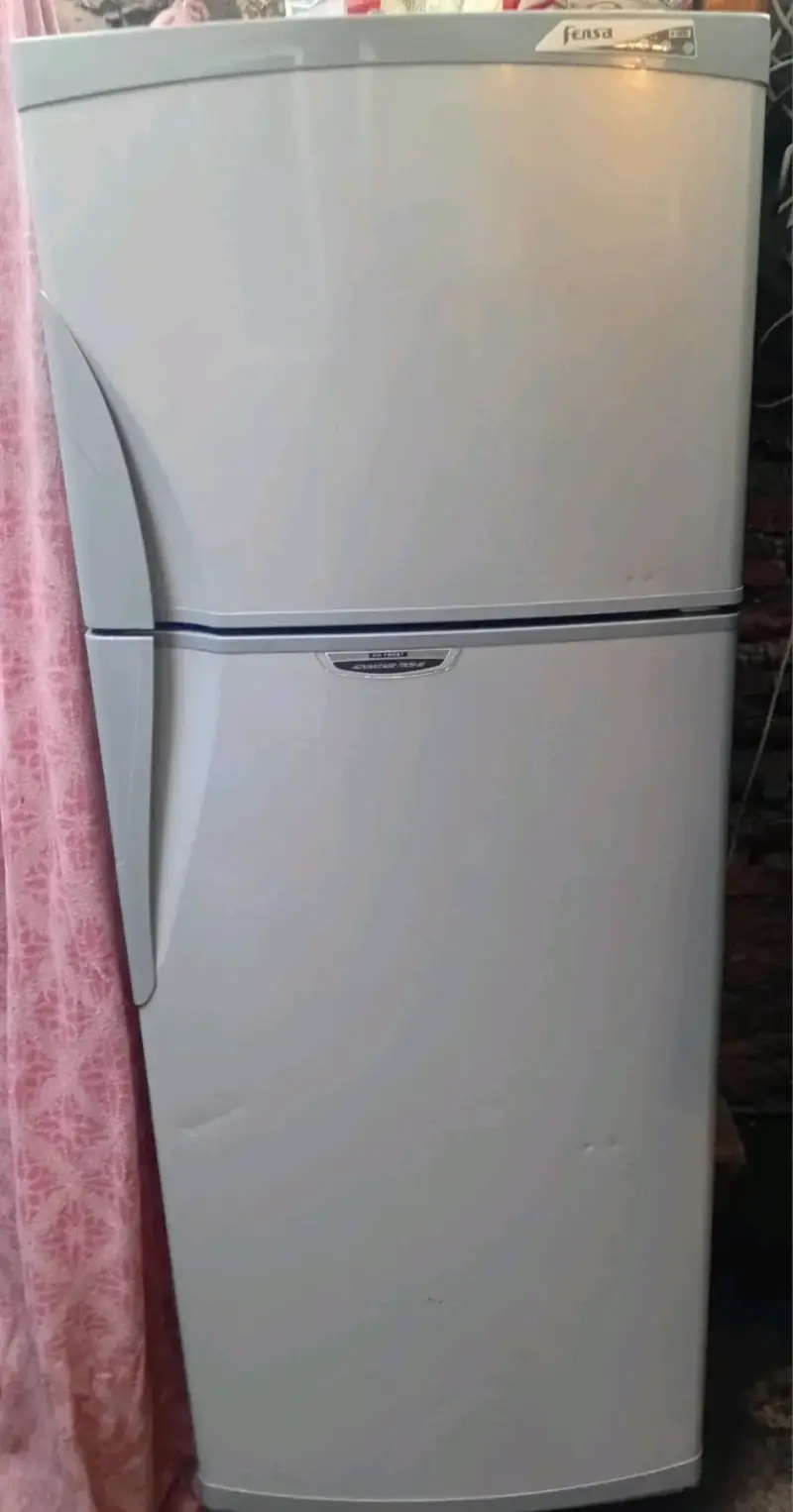 Refrigerador blanco y máquina de pan y tv - 6