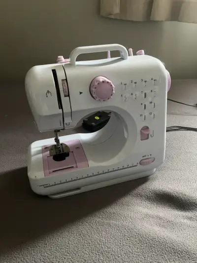 Máquina de coser compacta- para arreglar - miniatura 1