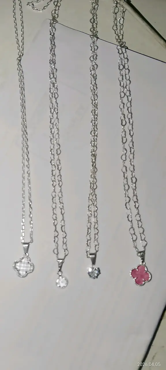 Collares con dijes elegantes