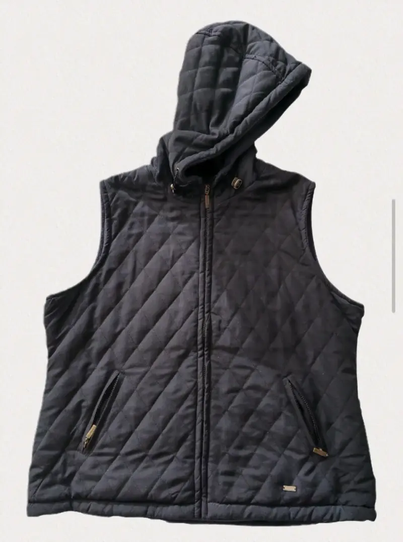 Chaqueta sin mangas negra con cierre y gorro.