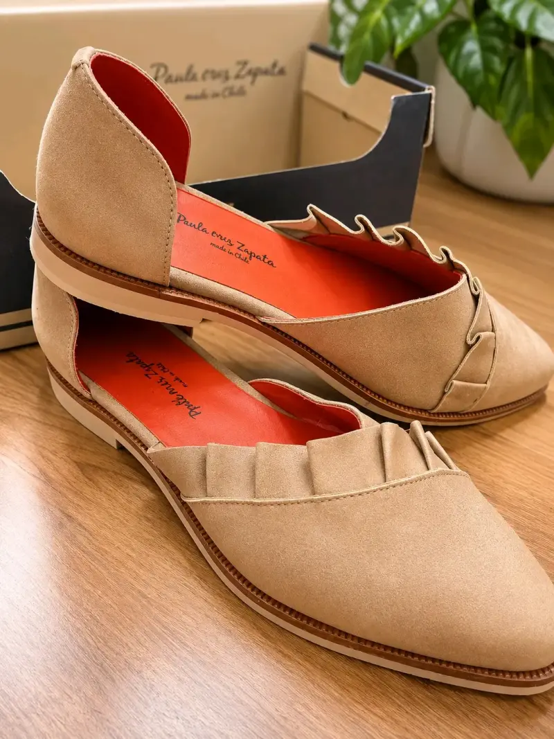 Zapatos planos beige con detalle