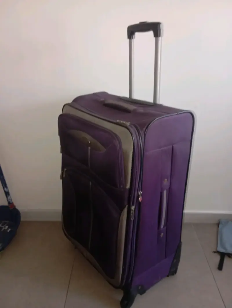 Maleta de viaje morada con ruedas - 1