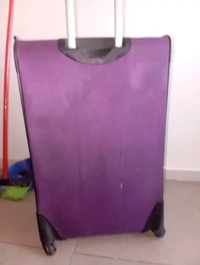 Maleta de viaje morada con ruedas - miniatura 4