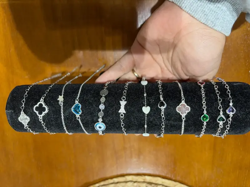 Pulseras de plata con dijes - 1