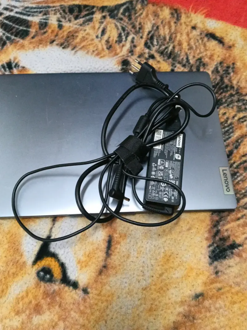 Notebook Lenovo con cargador - 1