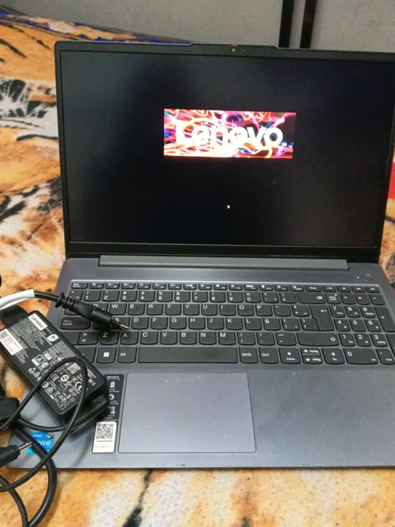 Notebook Lenovo con cargador - 2