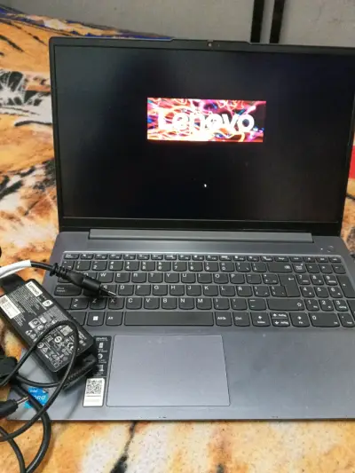 Notebook Lenovo con cargador - miniatura 2
