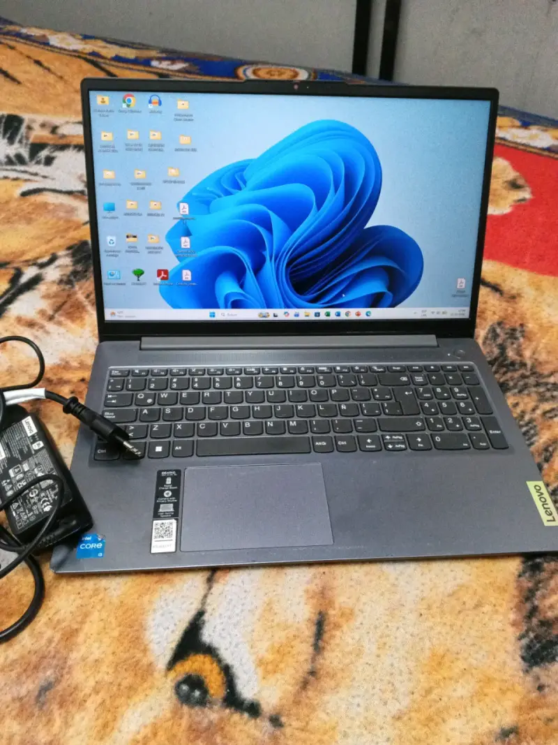 Notebook Lenovo con cargador - 3