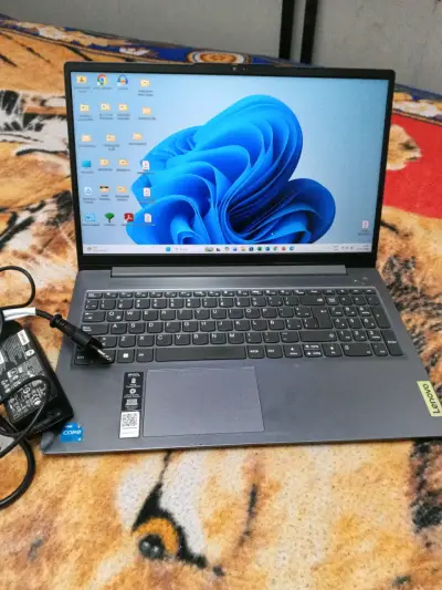 Notebook Lenovo con cargador - miniatura 3