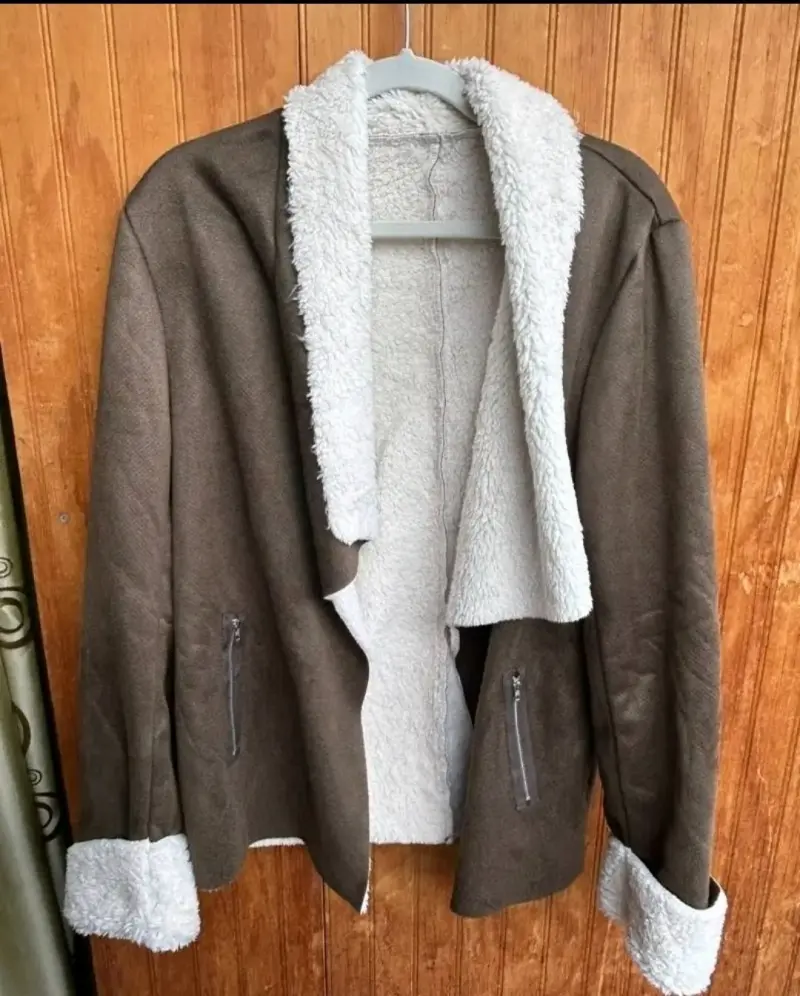 Chaqueta verde musgo con forro blanco