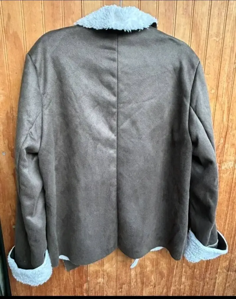 Chaqueta verde musgo con forro blanco - 4