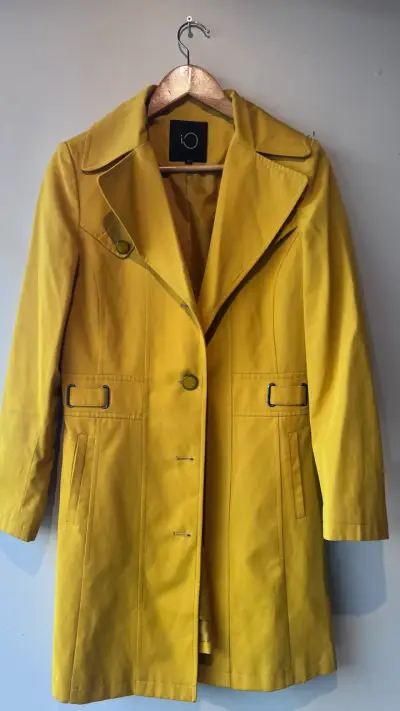 Abrigo amarillo elegante - miniatura 1