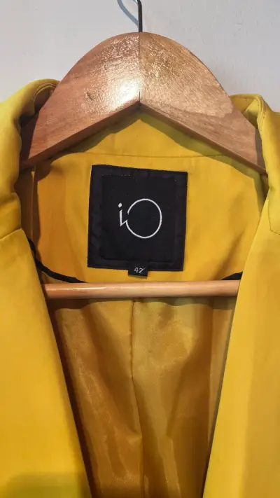 Abrigo amarillo elegante - miniatura 2