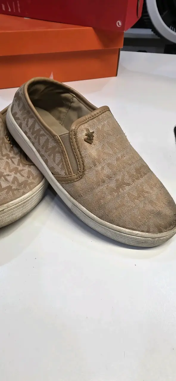 Zapatos slip-on marrones estampados - 1