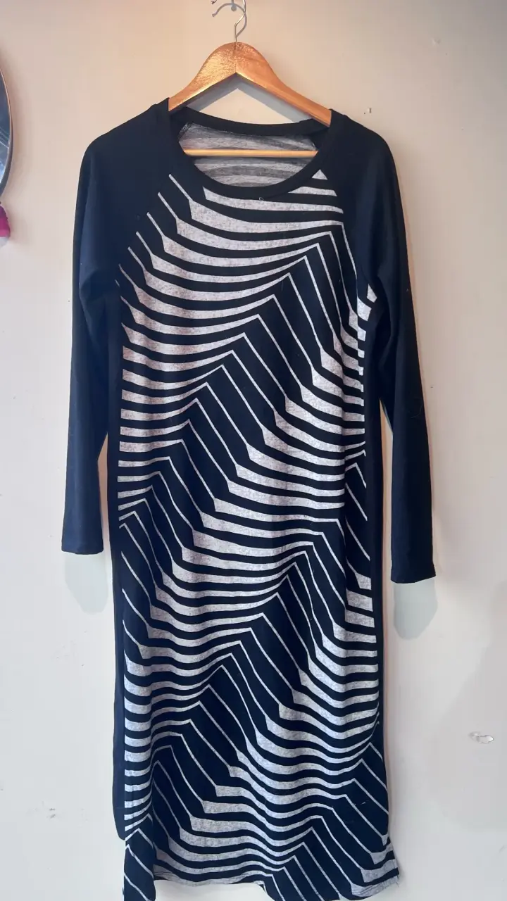 Vestido negro con diseño zigzag
