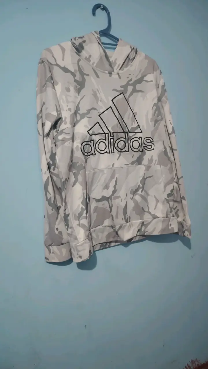 Polerón camuflado Adidas gris